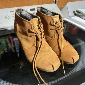 Tom’s wedge bootie